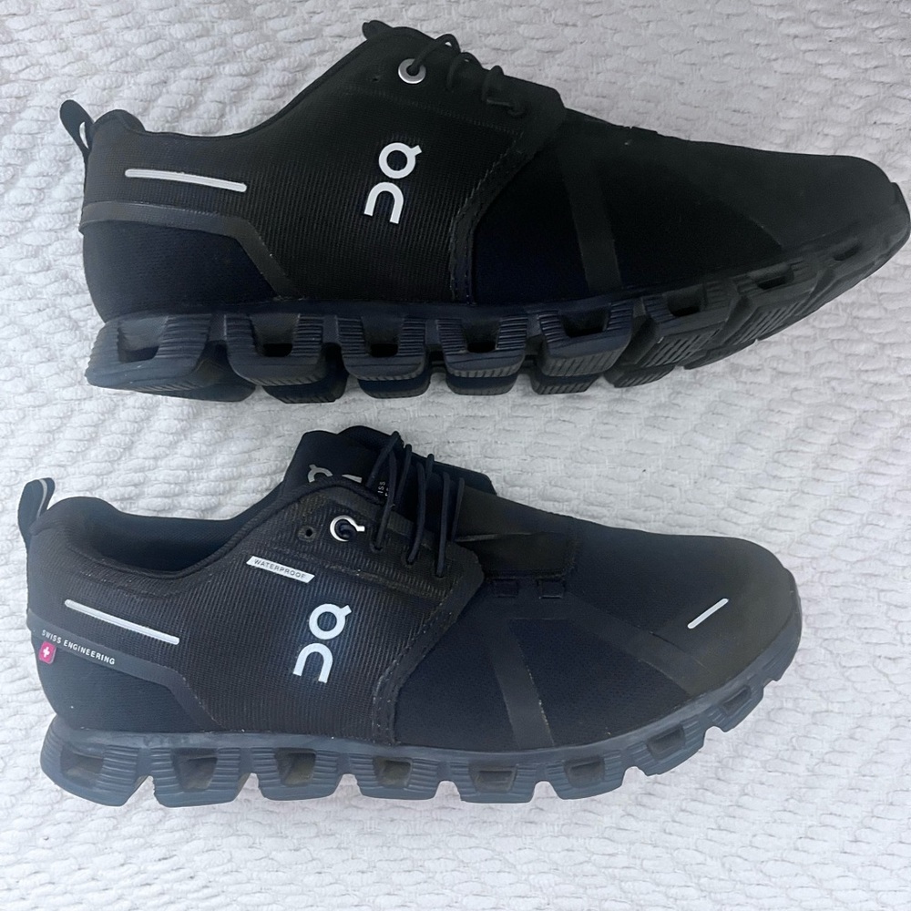 On cloud ladies  waterproof sneakers black size 10.5